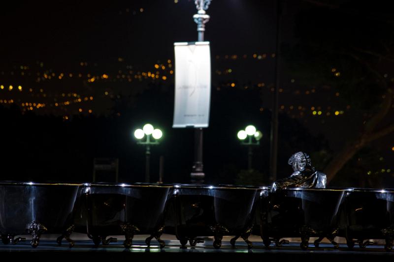 JAN FABRE - Il ragazzo con la luna e le stelle sulla testa, Piazza del Ple
