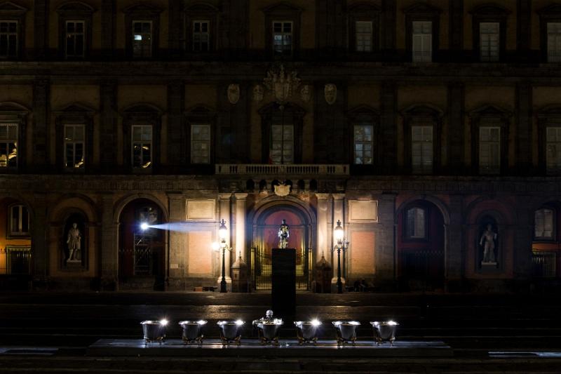 JAN FABRE - Il ragazzo con la luna e le stelle sulla testa, Piazza del Plebiscito 2008