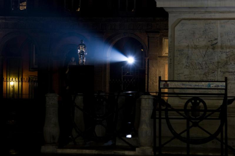 JAN FABRE - Il ragazzo con la luna e le stelle sulla testa, Piazza del Ple