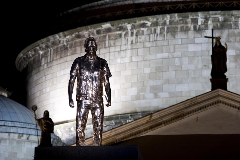 JAN FABRE - Il ragazzo con la luna e le stelle sulla testa, Piazza del Ple