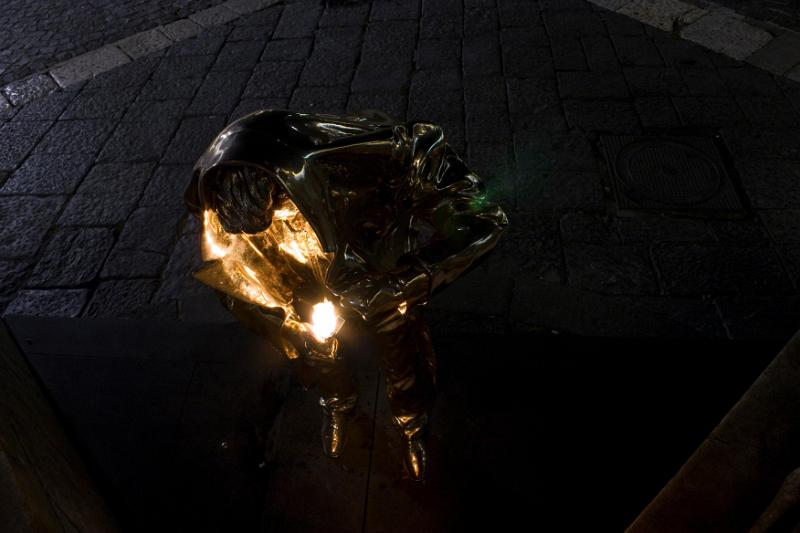 JAN FABRE - Il ragazzo con la luna e le stelle sulla testa, Piazza del Ple