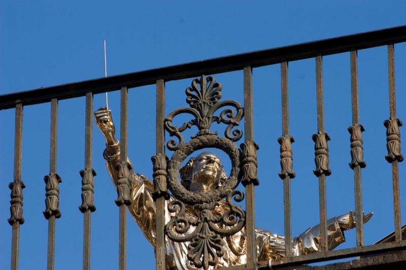 JAN FABRE - Il ragazzo con la luna e le stelle sulla testa, Piazza del Ple