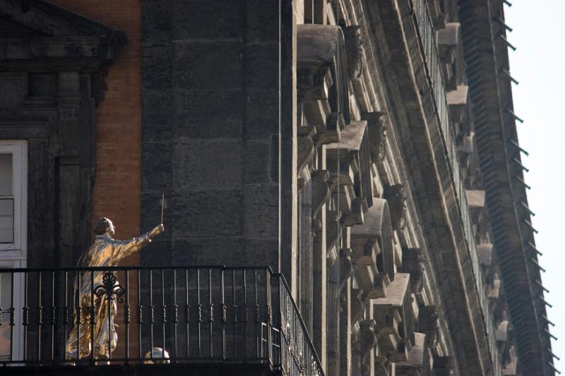 JAN FABRE - Il ragazzo con la luna e le stelle sulla testa, Piazza del Ple