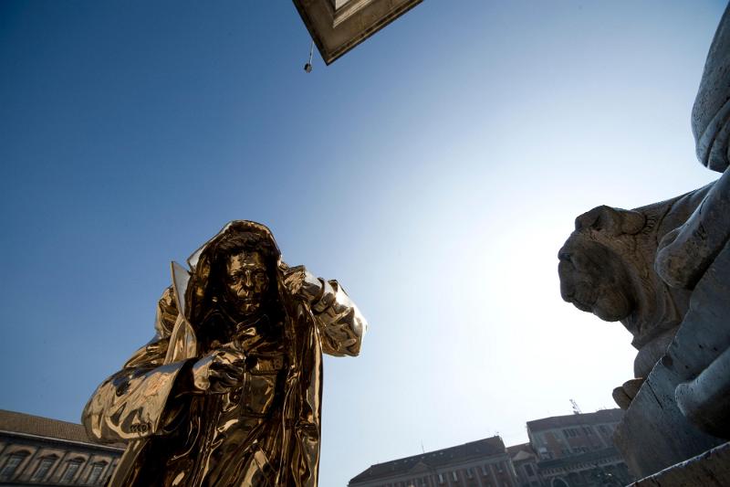 JAN FABRE - Il ragazzo con la luna e le stelle sulla testa, Piazza del Ple